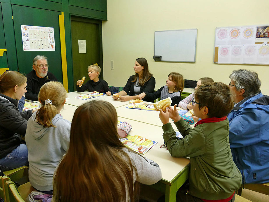 Symbolische Mantelteilung mit den Kommunionkindern (Foto: Karl-Franz Thiede)